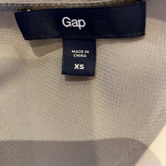 Matte gray Gap top - Picture 3 of 3